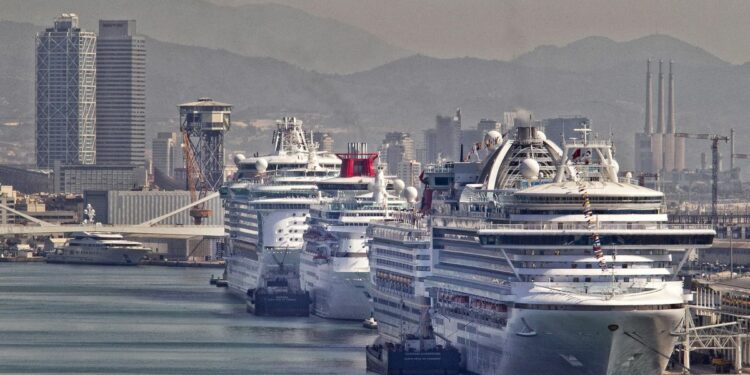 Cambio climático: El Gobierno catalán retrasa a 2023 los impuestos verdes a cruceros, barcos de mercancías y empresas contaminantes | Cataluña