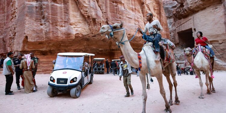 Carros eléctricos aparecen en la turística Petra