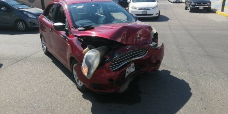 Chocan dos autos en la colonia Ferrocarrilera en Mazatlán