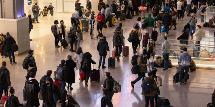 Comienza el regreso de millones de personas tras los viajes por la celebración de Accion de Gracias en Estados Unidos | Shows Noticiero Univision