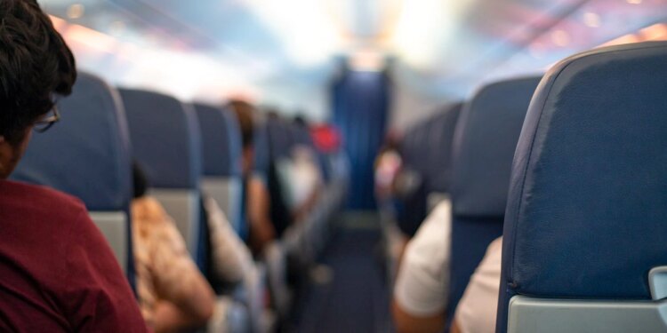 Cómo se deben colocar las manos ante un accidente de avión