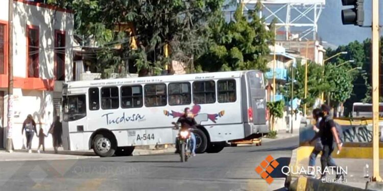 Complican movilidad de personas con bloqueos en la ciudad de Oaxaca