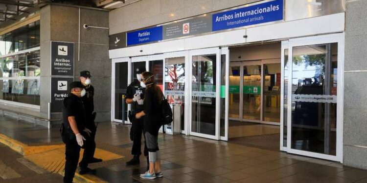 Los viajes al exterior solamente se podrán abonar en una cuota. (Foto: NA).