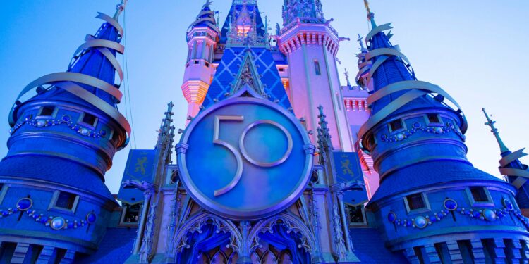 Con atracciones y espectáculos, empezó la celebración de los 50 años de Disney World