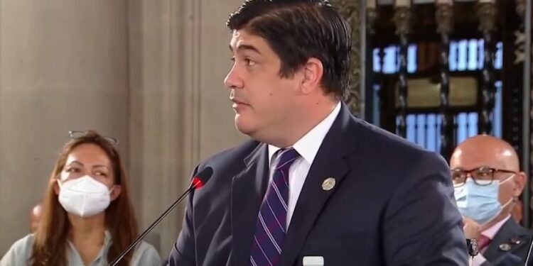 Con “franqueza y tras reflexión”, Alvarado anuncia viaje Emiratos Árabes Unidos