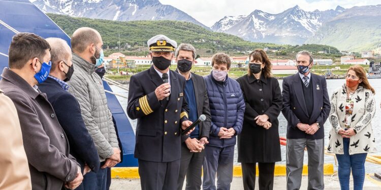 "Con la actividad de cruceros al puerto capitalino, se reactiva la economía y el turismo" dijo Urquiza
