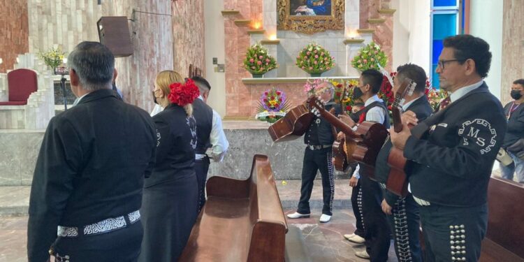 Con plegarias y canciones, músicos le piden a su patrona les vaya mejor