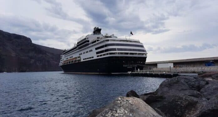 Confinan pasajeros de un crucero procedente del puerto de Valle Gran Rey en el puerto de Santa Cruz