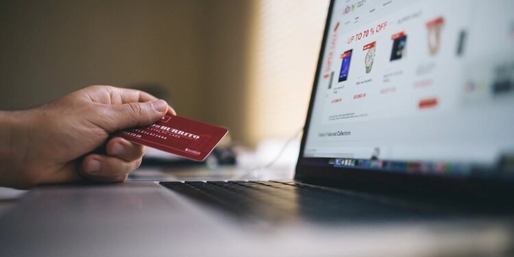 Confusión entre las tarjetas de crédito: la medida del BCRA frenará viajes en cuotas dentro del país