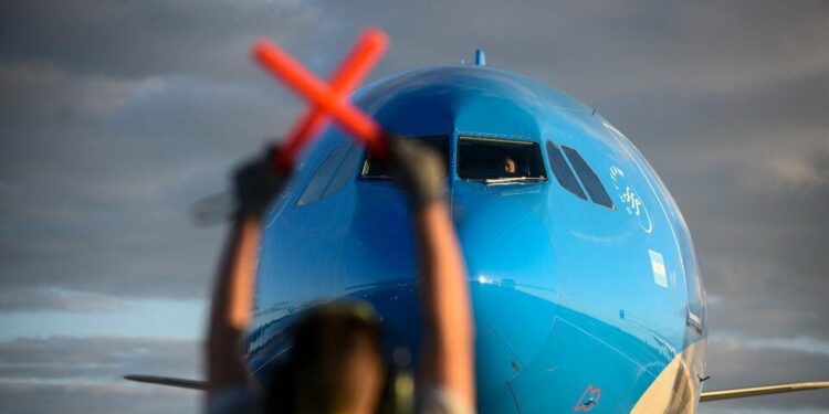 Cortar las cuotas para cuidar los dólares | Qué hay detrás del freno al financiamiento sin interés para viajes al exterior