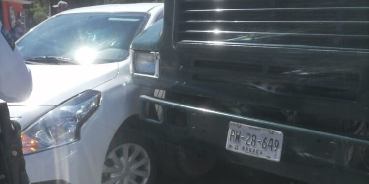 Corte de circulación en Crucero de Periférico termina en colisión