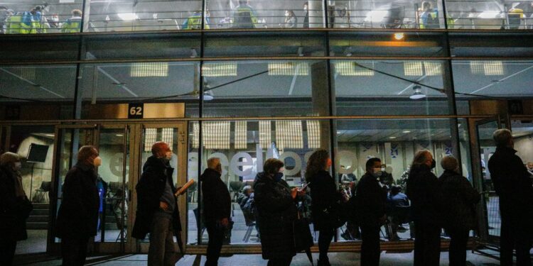 Covid-19: La vacunación se anima en España tras el aumento de la incidencia y la posible ampliación del certificado covid | Sociedad