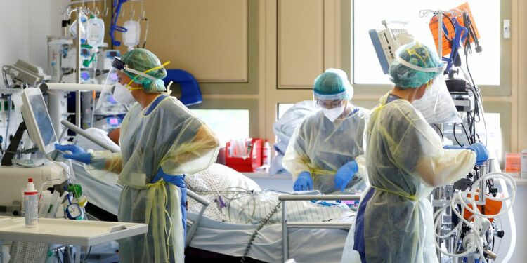 Crece la cuarta ola de COVID en Alemania: nuevo récord de casos y más de 200 muertes en un día