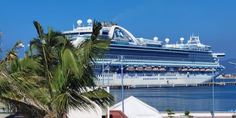 Crucero Crown Princess dejó el puerto de Manzanillo tras estancia de 16 días | AFmedios .
