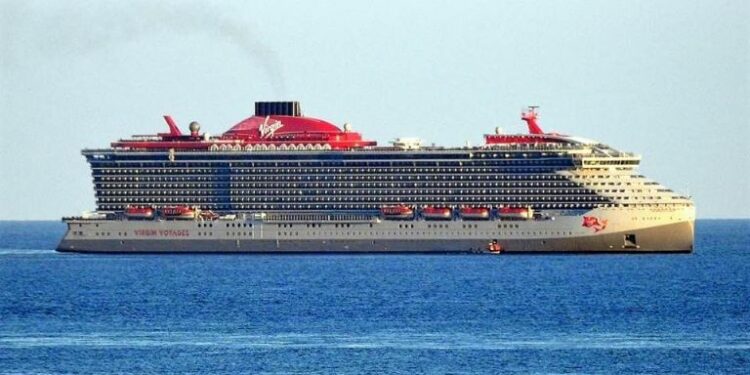 Crucero 'Scarley Lady' pasa la noche atracado en el puerto de Cozumel