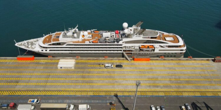 Crucero de Ponant escala en Chile antes de iniciar temporada en puerto argentino de Ushuaia