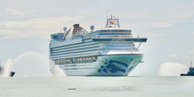 Crucero del amor arriba a Puerto Limón con 1700 pasajeros tras veinte meses sin actividad