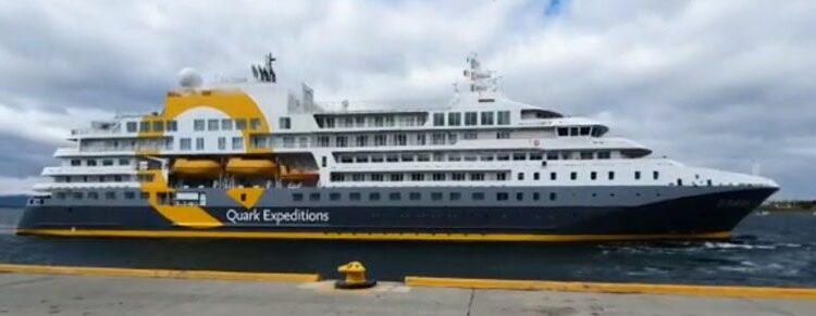 Crucero en aislamiento por casos de COVID