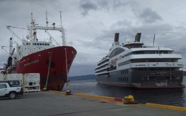 Cruceros franceses de Ponant ariban al Puerto de Ushuaia a la espera de sus pasajeros