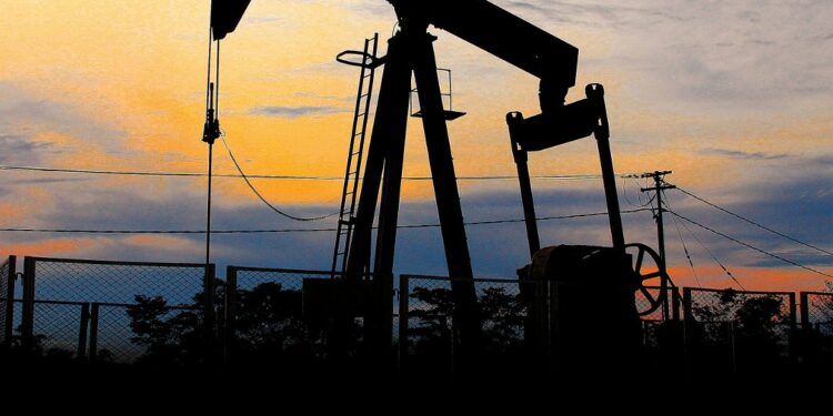 Crudo se acerca a US$84, EE.UU. levanta prohibición de viajes e impulsa la demanda