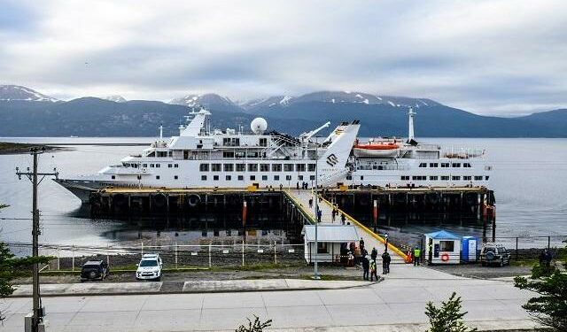DESDE PUERTO WILLIAMS ZARPA PRIMER CRUCERO DE LA TEMPORADA RUMBO A LA ANTÁRTICA