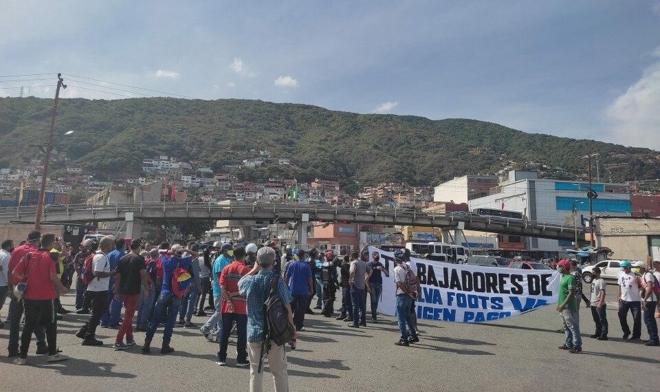 Denuncian represión de la policía contra trabajadores de Salva Foods en Vargas