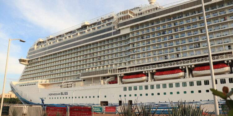 Disney y Carnival llenan de turistas a Vallarta en este inicio de semana