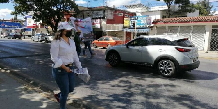 Distribuyen gacetas del Quinto Informe del Gobernador Alejandro Murat en cruceros de la capital – Primera Línea