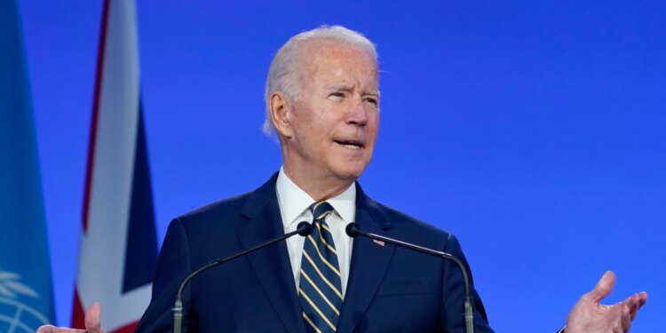 EE. UU. restringe viajes desde Sudáfrica y otros 7 países por nueva variante COVID-19