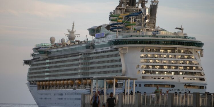 EEUU reporta más de 1,350 casos de covid-19 en cruceros – Noticieros Televisa