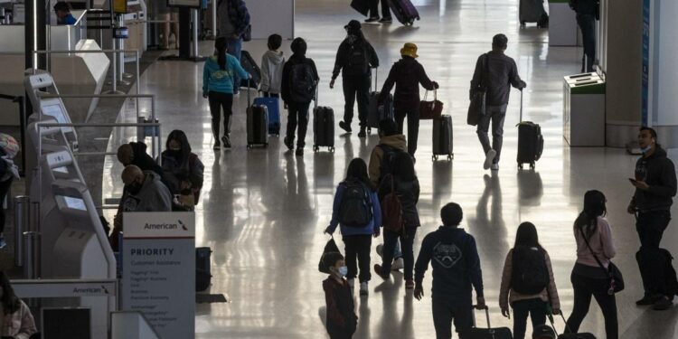 EU restringe viajes hacia el sur de África por nueva variante del COVID – El Financiero