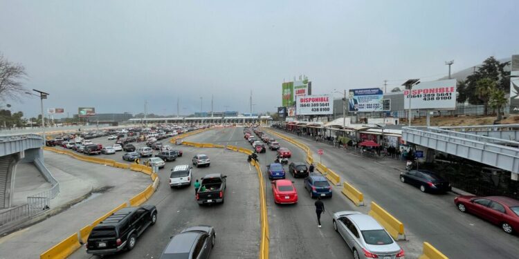 EUA recomienda evitar las horas pico al cruzar la frontera