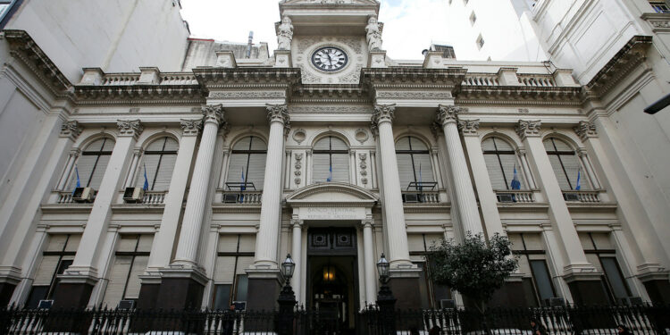 El Banco Central de Argentina prohíbe que los viajes al extranjero se paguen en cuotas y estalla la polémica