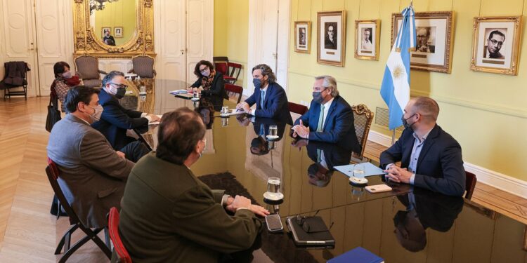 El Gobierno defendió la prohibición de las cuotas fijas para viajar al exterior: “Es un subsidio a un sector que no lo requiere”