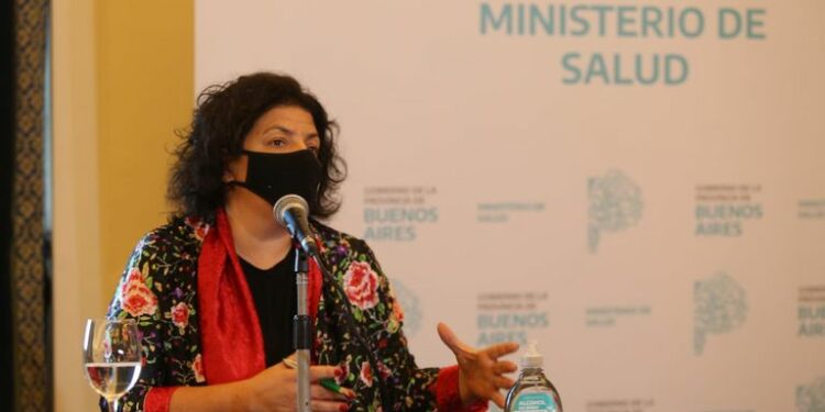 El Gobierno dijo que autorizó el desembarco de los pasajeros del crucero tras dos PCR negativos