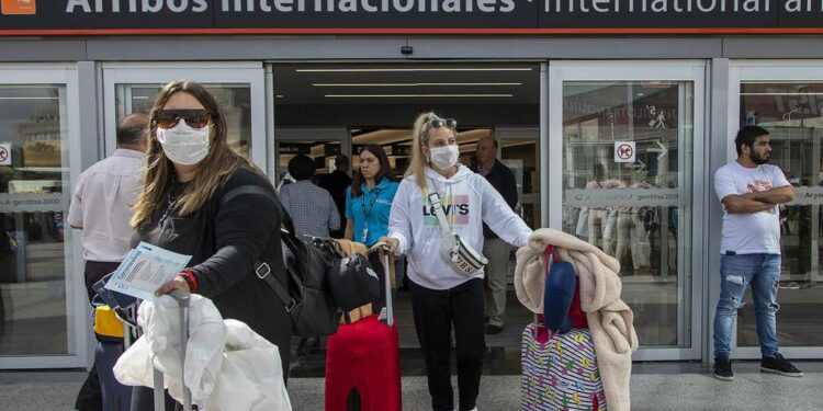 El Gobierno prohibió las cuotas para la compra de viajes al exterior