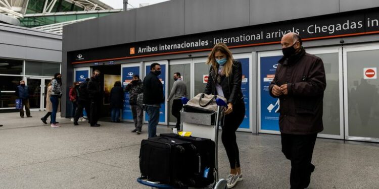 El Gobierno volvió a defender los viajes sin cuotas: “No podemos financiarlos en pesos a tasa fija”