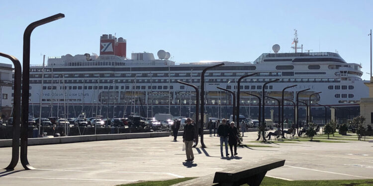 El Puerto de La Coruña capta nuevos clientes para el tráfico de cruceros