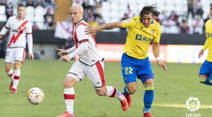 Pacha Espino lucha un balón con Isi Palazón en el Rayo-Cádiz (Foto: LaLiga).