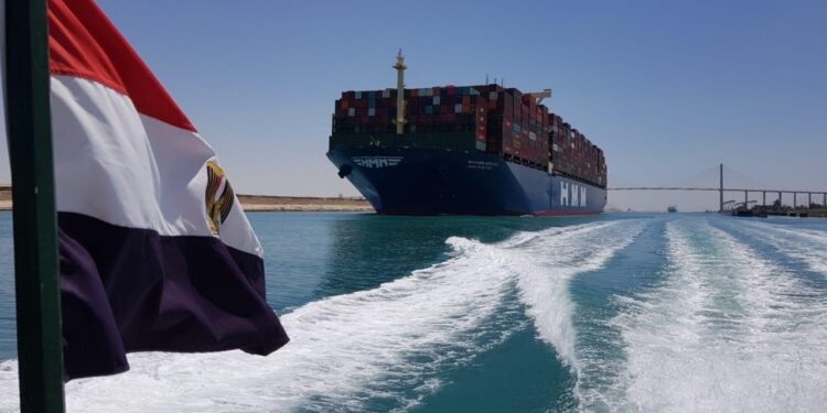 El canal de Suez subirá sus tasas un 6%, excepto para cruceros y buques de transporte de GNL