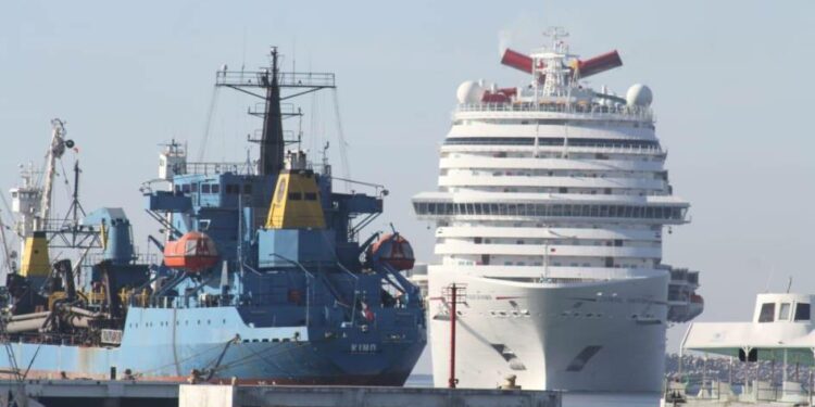 El crucero Carnival Panorama realiza ‘maniobra inusual’ para entrar al muelle en Mazatlán