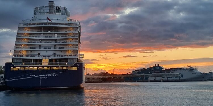 El crucero "Spirit of Discovery" despide la temporada de cruceros en el Puerto de Almería