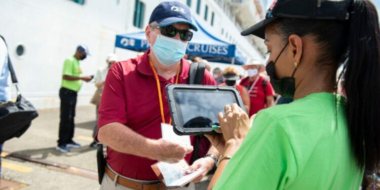 El “crucero del amor” llegó a Puerto Limón con 1700 pasajeros