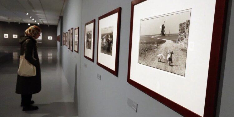 El instante de Cartier-Bresson llega a Rabat en su primera muestra africana