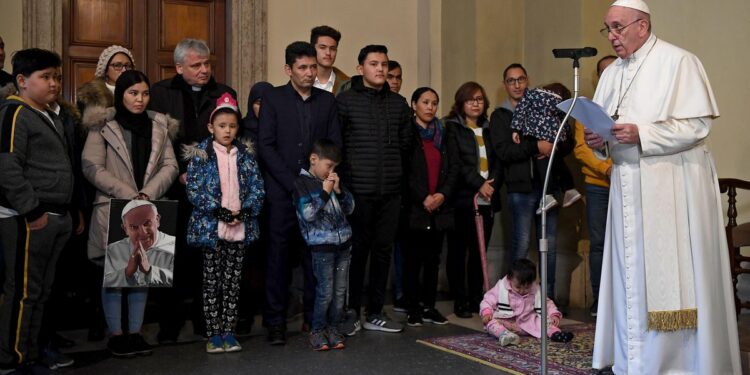 El papa regresa a Lesbos, donde fue el pionero de los pasillos humanitarios