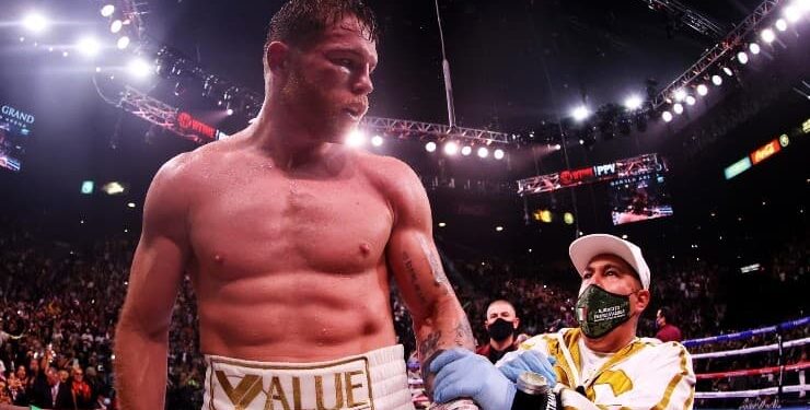 El presidente del CMB dijo que pelear en el peso crucero es riesgoso para Canelo Álvarez