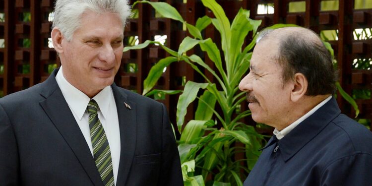 El régimen de Nicaragua estableció un tratado con la dictadura cubana para otorgar libre visado a los ciudadanos de la isla
