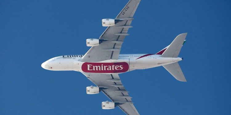 Emirates reduce las pérdidas en la primera mitad de año por el alivio de las medidas covid