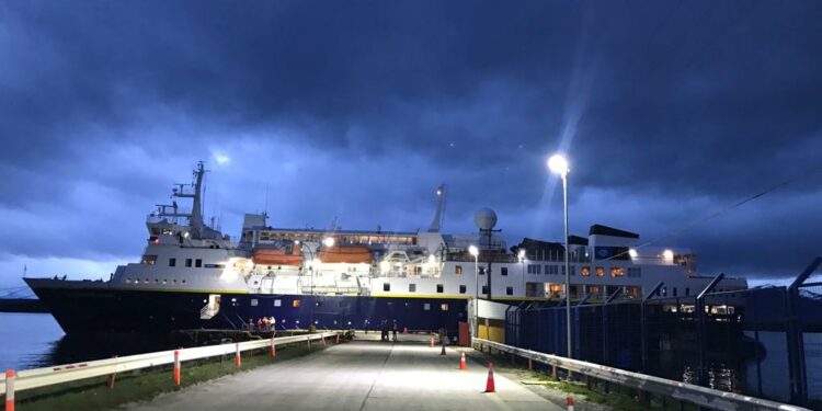 Empresa Portuaria Austral informa arribo de primer crucero a Puerto Natales