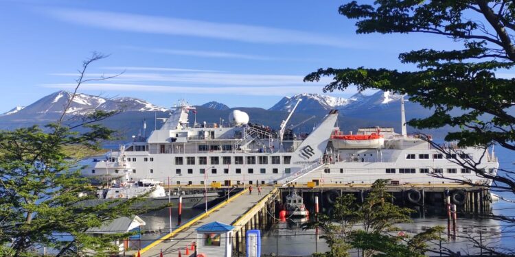 Empresa Portuaria Austral informa arribo de primer crucero a Puerto Williams
